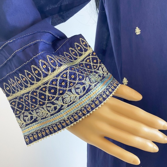 2 Pc Embroidered Cambric Outfit, Pakistani Women Dress - Picture 4 of 6